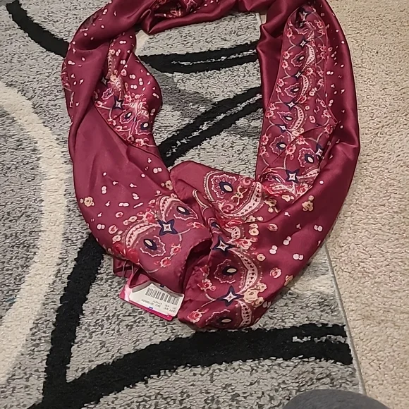 Vince Camuto Womens Burgundy Floral Patterened Scarf NWT 70" - Picture 6 of 7